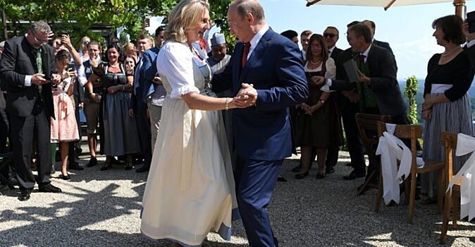 Танцевала с Путиным: Кнайсль согласилась с критикой НАТО Макроном
