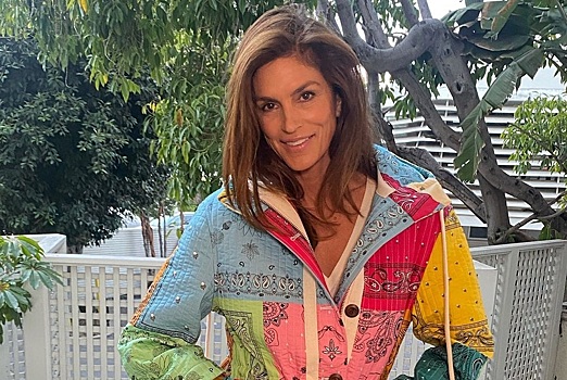 В халате и без макияжа: 55-летняя Синди Кроуфорд предстала в домашней обстановке