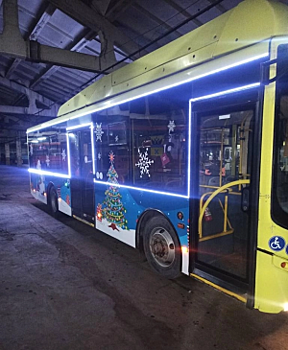 В Оренбурге по улицам начал курсировать новогодний транспорт