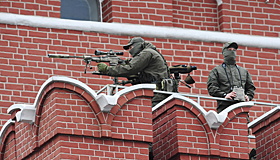 Снайперов из охраны Путина заметили с зарубежными винтовками