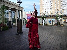 Праздник лета. В Тёплом Стане играли в салочки, а на бульваре Дмитрия Донского провели мастер-класс по фламенко