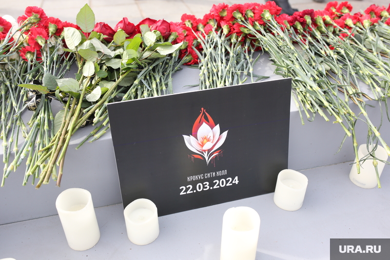 Латвийская полиция запрещает нести цветы к стенам посольства РФ