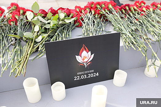 Латвийская полиция запрещает нести цветы к стенам посольства РФ