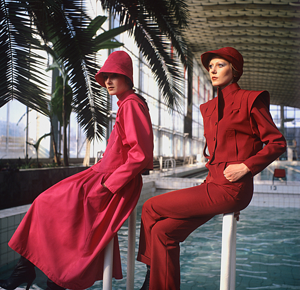 Модели демонстрируют комплекты одежды для спорта и отдыха из плащевой ткани, 1980 год