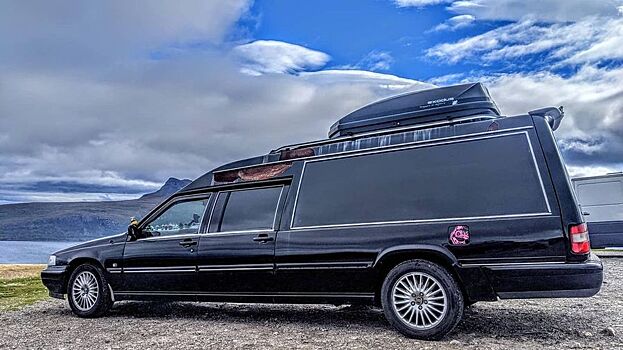 Пара совершила путешествие на катафалке Volvo 960 Hearse, переоборудованном в кемпер