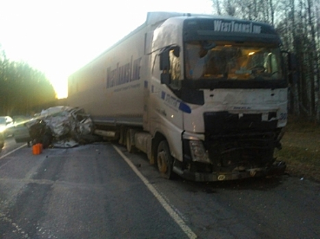 Под Костромой фура расплющила легковушку: водитель погиб