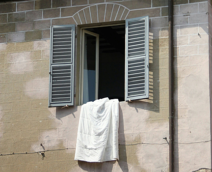 Мужчина сорвался с красноярской многоэтажки после спуска по простыням