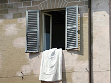 Мужчина сорвался с красноярской многоэтажки после спуска по простыням