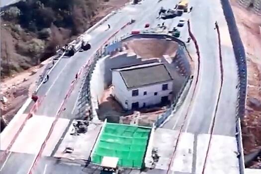 Живший посреди магистрали упрямый китаец решил переехать