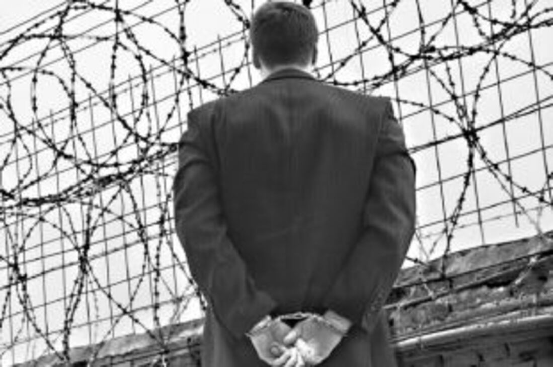 Человек под следствием. Человек под следствием. Полицейский за решеткой. Человек под следствием. Человек под следствием.