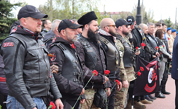 В Курске байкеры возложили цветы к памятнику Неизвестному солдату
