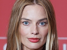 Актриса Марго Робби вышла в свет в платье с глубоким декольте