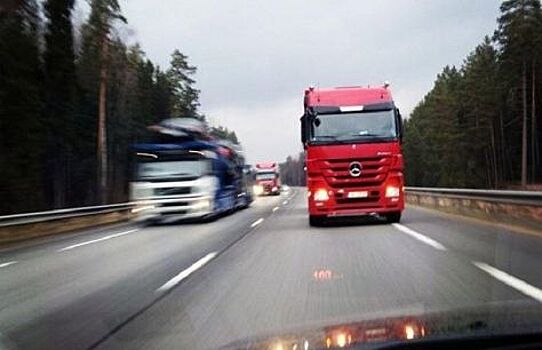 Вылетело авто на «встречку». На обочину или снижать скорость?