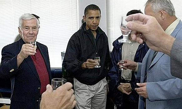 Фото выпивающего водку в РФ Обамы взорвало Сеть