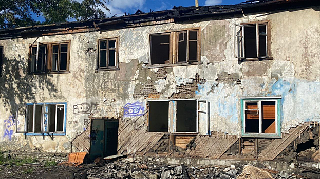 В Саратове произошел крупный пожар в заброшенном доме
