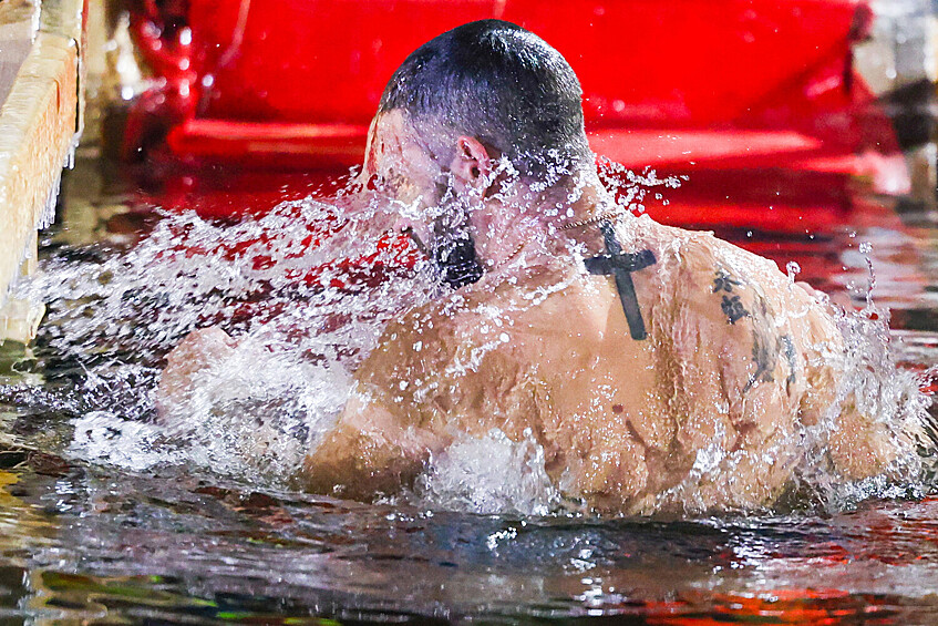 Мужчина во время крещенских купаний на территории Измайловского кремля в Москве, 18 января 2026 года