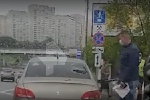Москвич отказался отдавать автомобиль приставам и разбил его