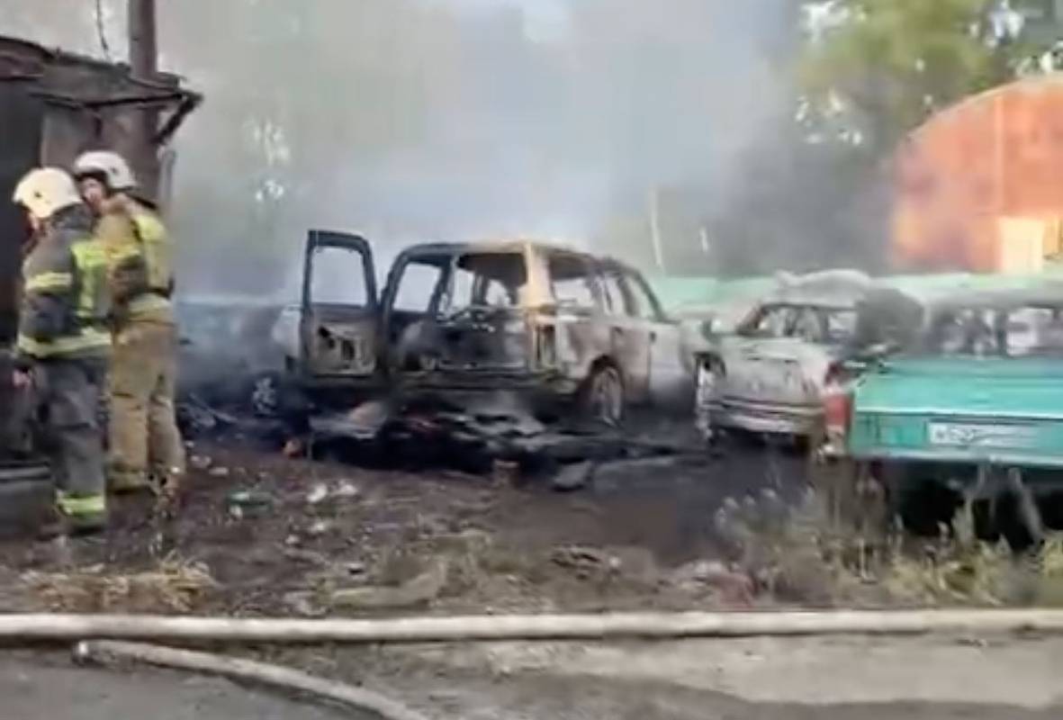 Восемь машин и два гаража сгорели из-за «вспомнившего детство» россиянина