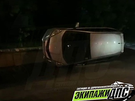 Во Владивостоке иномарка, «залетев» на бетонный парапет, завалилась набок