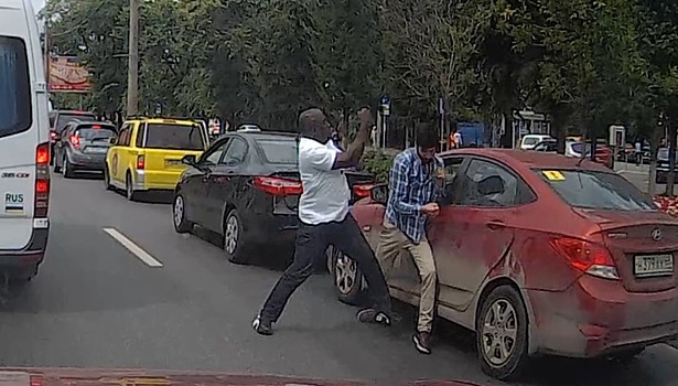 Дорожная драка с участием чернокожего мужчины в Москве попала на видео