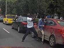 Дорожная драка с участием чернокожего мужчины в Москве попала на видео