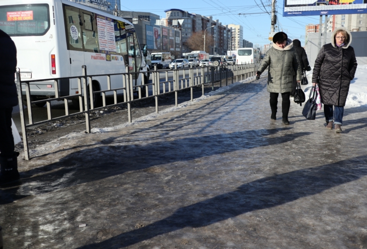 У сквера Казанника в центре Омска вместе со снегом «растаяла» тактильная плитка на тротуаре (фото)