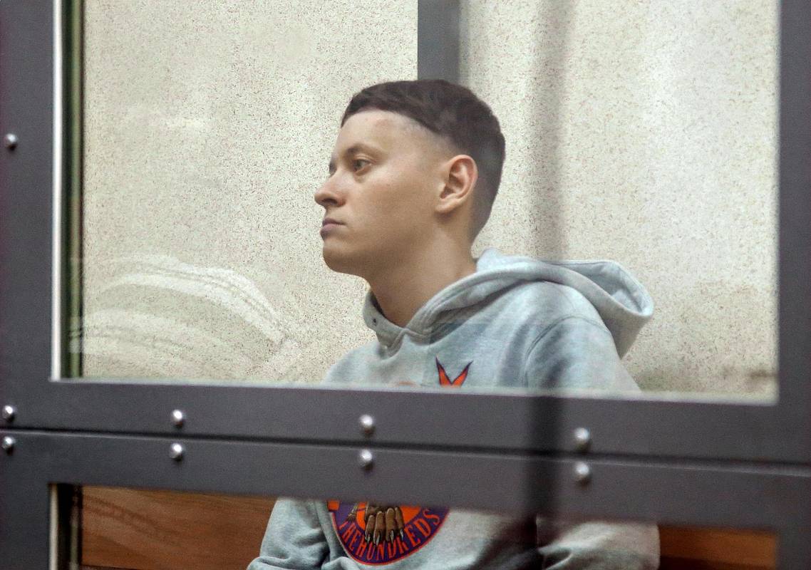 Осужденный за реабилитацию нацизма певец Шарлот исключен из списка террористов