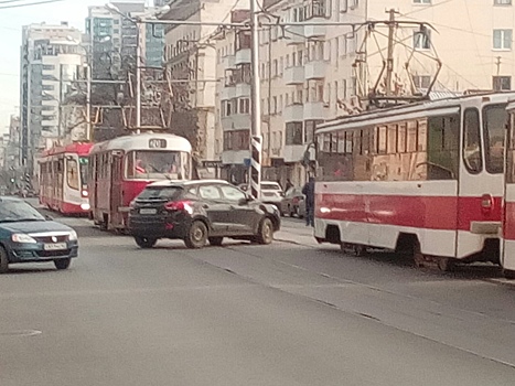 И яркий окрас не помог: самый известный в Самаре столб снова пострадал в ДТП
