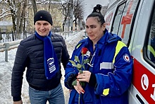 В Клину сотрудники ГИБДД и певец Владимир Политов остановили подарили врачам цветы