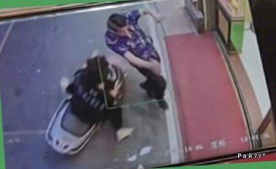 Китаец в самый последний момент ускользнул из-под колёс мотоцикла