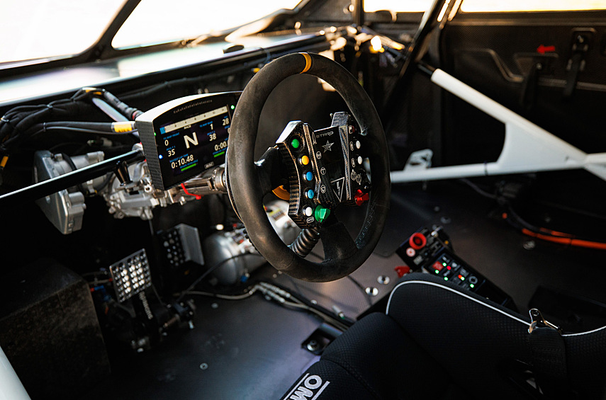 Его результат составил 1:56.325. Более того, во время заезда гонщик смог набрать 300 километров в час.