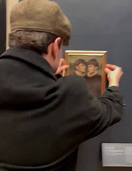 Пранкеры повесили в Лувре свой портрет рядом с Моной Лизой