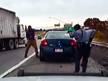 Видео: Водитель начал стрелять в полицейских, когда его остановили