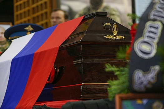 Толпы горожан пришли прощаться с внезапно умершим мэром Саянска