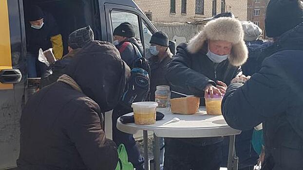 Почему за бесплатным пайком тянутся не только бездомные: репортаж с улиц Челябинска