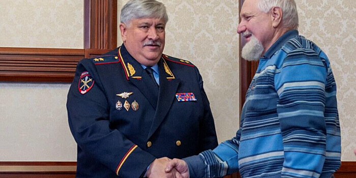 Задержавшему грабителя пенсионеру вручили телевизор и благодарность от МВД
