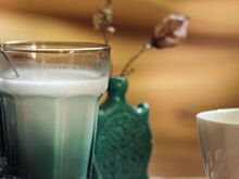 Диетолог Гинзбург объяснил, можно ли пить кефир на ночь