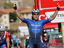 Нидерландский велогонщик Якобсен стал победителем четвертого этапа "Вуэльты"