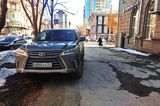 «Я паркуюсь как чудак»: Lexus 888 — встану на газон, пусть Новосибирск будет уродливее