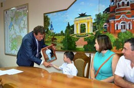 Пятилетнему новочеркасцу подарили портрет Владимира Путина с его подписью