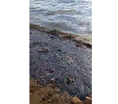 Разлив нефти с затонувшего судна обернулся экологической катастрофой в Охотском море. Видео