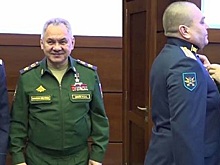 Шойгу вручил ордена Мужества летчикам, перехватившим беспилотник США