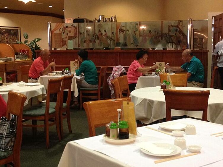 Вряд ли две эти пожилые пары сговаривались между собой перед ужином.