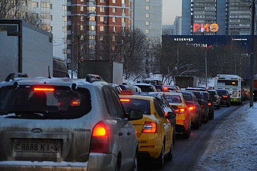 Москвичей призвали отложить замену зимних шин