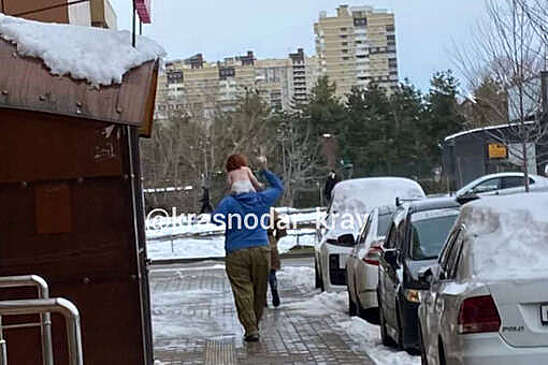 В Краснодаре отец вышел на прогулку с сыном в одном подгузнике