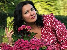 Нетребко в плетеной шляпе и платье-макси вышла на прогулку в Зальцбурге