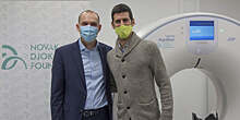Джокович посетил белградскую больницу, которой его фонд подарил томограф для обследования пациентов с коронавирусом