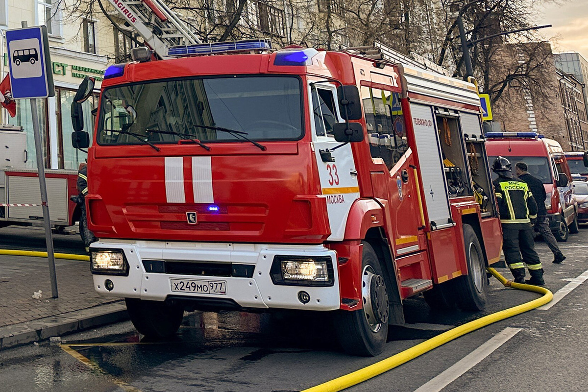 Женщина погибла при пожаре на севере Москвы