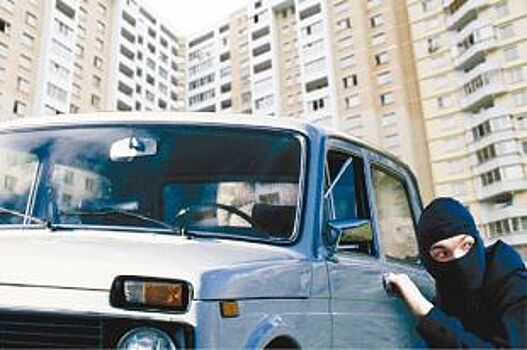 В Омске работник автомойки за рулём машины клиента врезался в столб