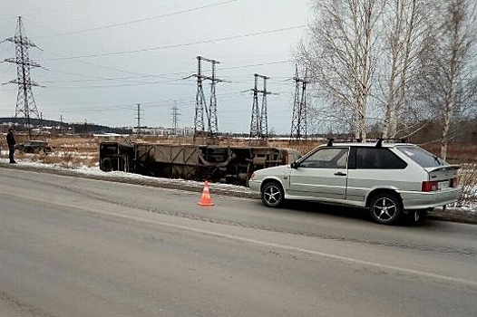 На свердловской трассе перевернулся автобус